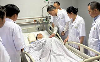 Bộ trưởng Y tế khen điều dưỡng không màng hiểm nguy cứu trẻ sơ sinh trong vụ đâm 7 người