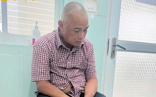Gã đầu trọc cầm dao khống chế cháu nhỏ, đâm trọng thương đại úy công an