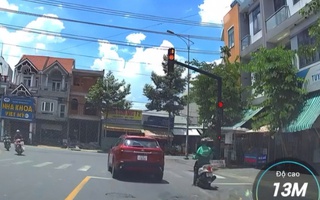Nữ tài xế vượt đèn đỏ trước sự ngỡ ngàng của nhiều người ở TP HCM