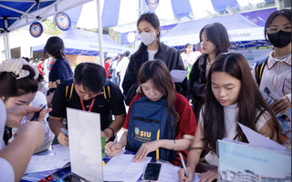 Vì sao học sinh THPT cũng "chen chân" dự ngày hội việc làm?