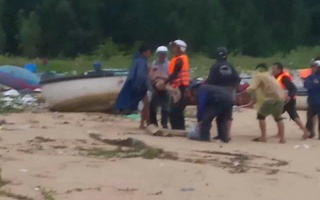 Tìm thấy thi thể 2 thiếu niên bị sóng cao ập vào cuốn trôi khi tắm biển