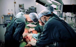 Hơn 4 giờ phẫu thuật, giữ lại chân cho chàng trai 17 tuổi