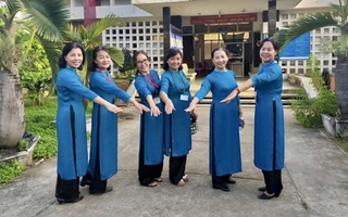 Những cô giáo TP HCM bền bỉ chở sách lên non