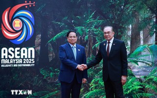 Thủ tướng Malaysia đón Thủ tướng Phạm Minh Chính dự Hội nghị cấp cao ASEAN