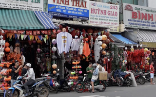 Chờ khách cuối mua Halloween