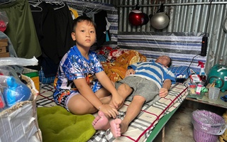 VIDEO: Nhói lòng cảnh bé trai 8 tuổi nuôi cha bệnh hiểm nghèo, mẹ bỏ đi