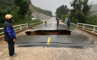 CLIP: "Hố tử thần" ở Đà Nẵng nuốt chửng xe máy, một người may mắn thoát chết