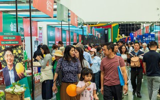 Dòng người đổ về mua sắm hàng hóa ở hội chợ lớn nhất cả nước