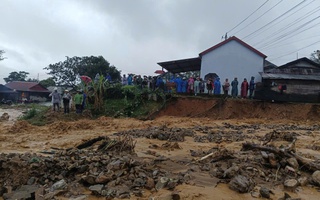 Mưa lớn dồn dập, xã miền núi Quảng Ngãi cho học sinh nghỉ học