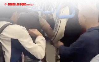 Hai thanh niên hành hung nam bảo vệ trên metro vì nhắc nhở cháu bé đi cùng