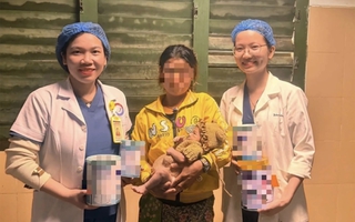 Bé sơ sinh 5 ngày tuổi thủng dạ dày vì được mẹ cho ăn… cơm