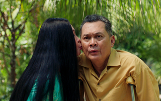 NSƯT Hữu Châu hết hồn vì nụ hôn của NSND Hồng Vân