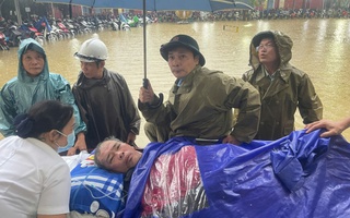 Lũ lụt "tấn công" bệnh viện lớn nhất miền Trung