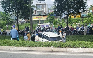 Ô tô lao xuống bãi cỏ vệ đường, tông cây xanh ở TP HCM