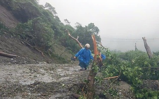 Đèo Lò Xo tiếp tục sạt lở, tiếp tế nước uống, lương thực cho hàng chục tài xế mắc kẹt
