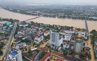 Mưa lớn khiến 8 người chết và mất tích, báo động về lũ trên các sông ở miền Trung