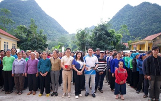 Trao quà hỗ trợ người dân vùng bão lũ Cao Bằng