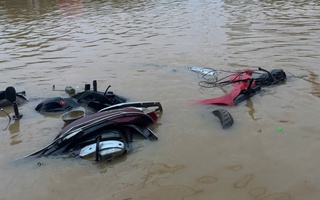 Cận cảnh đường phố Huế khi nước lũ bắt đầu rút