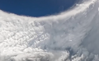 Video: "Thợ săn bão" của Không quân Mỹ bay thẳng vào tâm cơn bão mạnh nhất năm Melissa