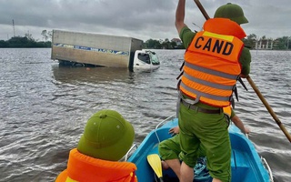 Bất chấp cảnh báo, tài xế "liều mạng" băng qua dòng nước lũ ở Quảng Trị