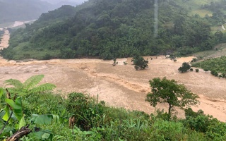 Sau tiếng động lớn, hàng ngàn khối đất đá từ 1 quả đồi ở Quảng Ngãi "rơi như mưa"