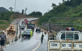 Quả đồi với khoảng 4.000m3 đất đá đổ ập xuống tuyến cao tốc La Sơn- Hòa Liên