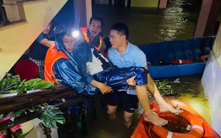 Bí thư Đảng ủy phường Hóa Châu cứu người trong lũ dữ tại TP Huế