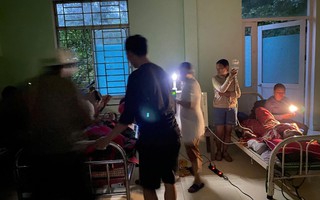 2 người bị sạt lở đất "tiên lượng nặng", xã mượn máy nổ để nạn nhân thở ô xy