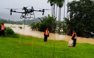 CLIP: Dùng máy bay không người lái đưa hàng cứu trợ đến nguời dân ở khu vực cô lập
