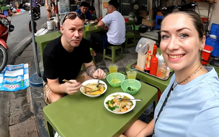 Khách Tây thử 1 món ngay khi trở lại Hà Nội, từ 'không hợp” đến nức nở khen ngon