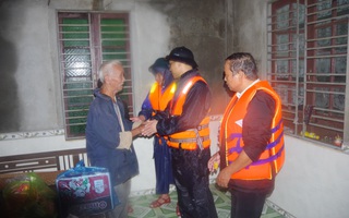 Bộ Tư lệnh Vùng Cảnh sát biển 2 thăm người dân "rốn lũ" Huế