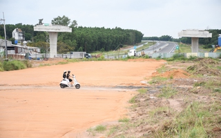 Cận cảnh nhiều đoạn cao tốc Biên Hòa - Vũng Tàu còn ngổn ngang dù hơn 1 tháng nữa phải thông xe