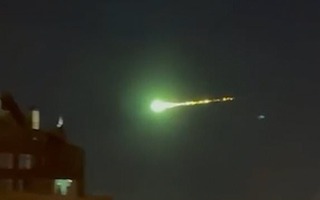 "Quả cầu lửa” phát ánh sáng xanh rực rỡ lướt qua bầu trời thủ đô Nga