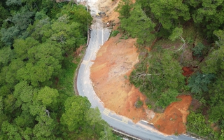 Cận cảnh sạt lở, nứt đường trên cung đèo nối Đà Lạt với Phan Rang