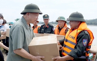 Tổng Bí thư thăm hỏi, động viên đồng bào, cán bộ, chiến sĩ đang ứng phó, khắc phục hậu quả thiên tai