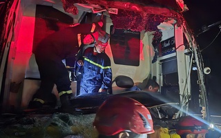 CLIP: 5 người bị tai nạn mắc kẹt trong xe khách giữa đêm trên đường cao tốc