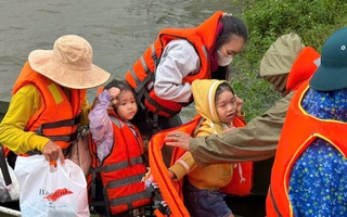 Lữ đoàn 574 cứu 9 người mắc kẹt giữa mưa lũ, đói khát nhiều giờ liền