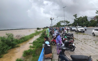 Quảng Ngãi giải cứu nhiều người dân mắc kẹt trên sông Trà Khúc