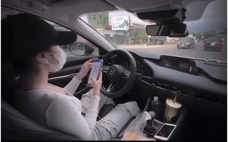 Xác minh clip cô gái thả 2 tay, lướt điện thoại khi lái ô tô
