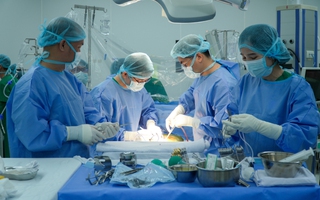 Anh ruột hiến gan khẩn cứu em trai là y sĩ