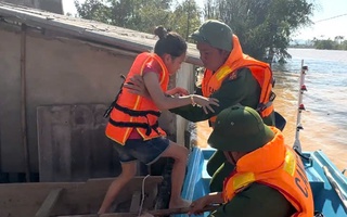Hình ảnh ứng cứu mẹ con sản phụ cùng một cháu bé 11 tuổi bị nước lũ cô lập