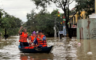 Trắng đêm giữ kè, chống lũ