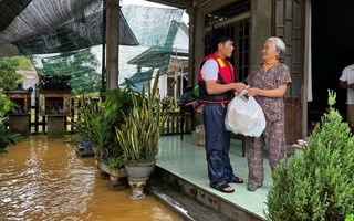 Khẩn trương tiếp sức người dân vùng lũ