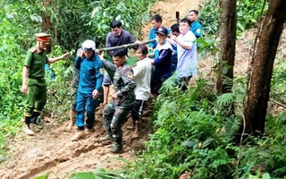 Quảng Ngãi: Băng rừng, vượt sạt lở cứu sản phụ nguy kịch