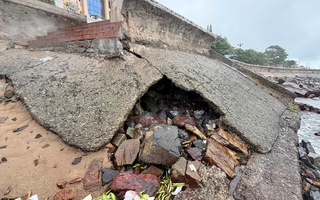 CLIP: Sạt lở bờ kè biển Vũng Tàu, tiềm ẩn nguy cơ mất an toàn