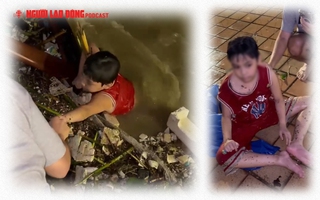 45 giây sinh tử cứu cháu bé giữa dòng lũ