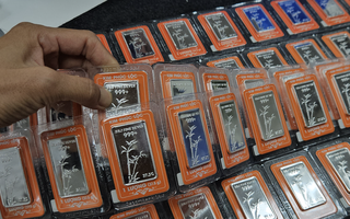 Giá bạc lao dốc rồi bật tăng, chuyên gia nêu lý do "không nên mua thêm"