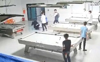 VIDEO: Nam sinh bị nhóm bạn dùng gậy bida đánh tới tấp phải nhập viện cấp cứu