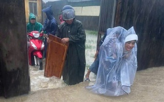 Mưa lớn ở Hà Tĩnh, hàng trăm hộ dân phải sơ tán khẩn cấp