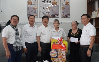 Đoàn công tác Đảng ủy các cơ quan Đảng TP HCM thăm, tặng quà gia đình chính sách tại Côn Đảo